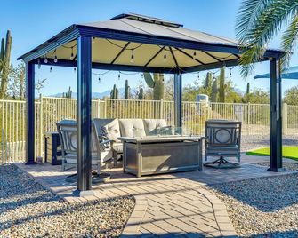 Classy Tucson Escape w/ Fire Pit on 5 Acres! - Tucson - Patio