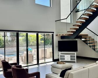 Salt Hausbrandnew! 6br/6ba Contemporary Retreat, Heated Pool/Spa. Walk To Beach! - Juno Beach - Living room