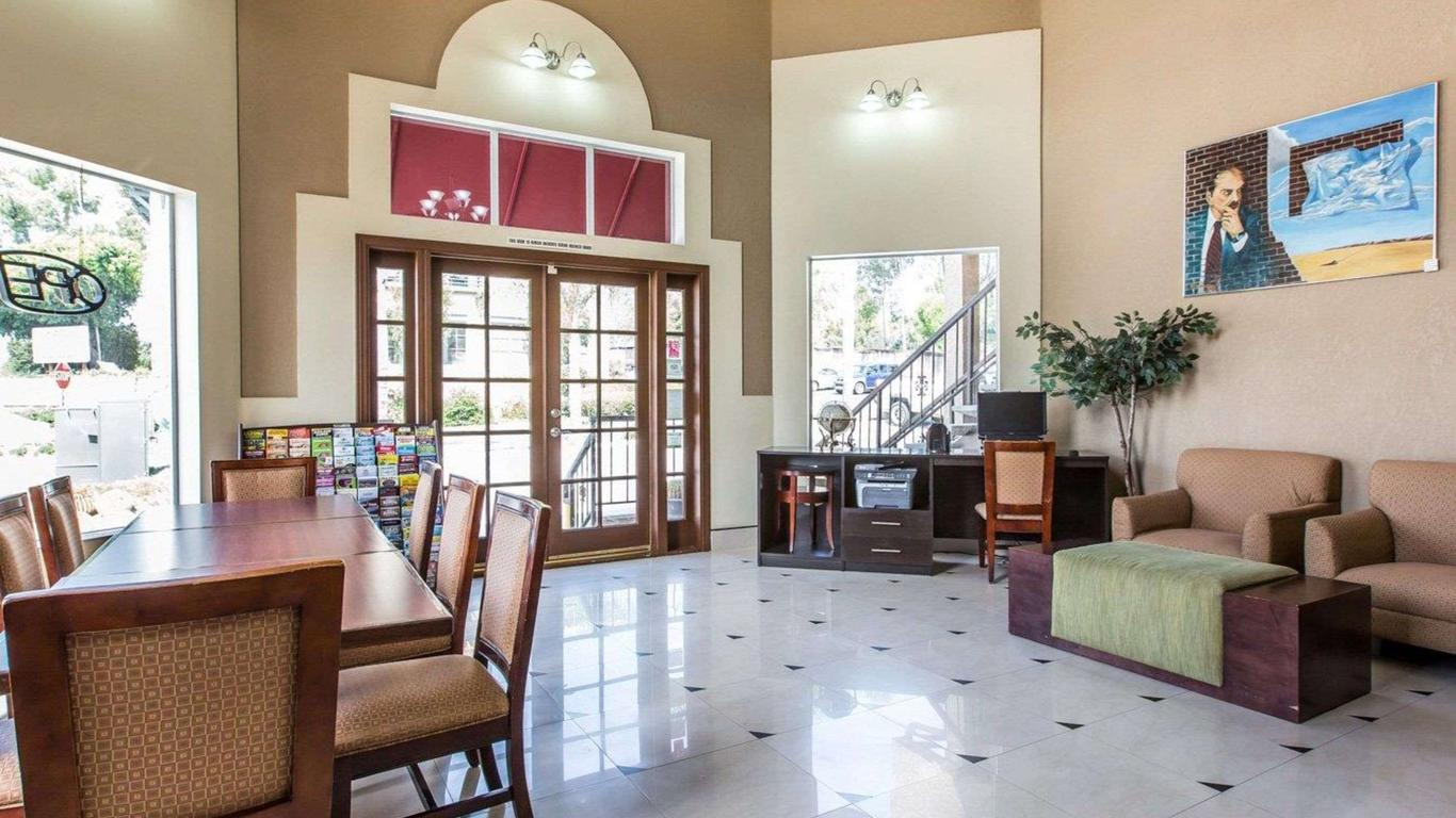 Econo Lodge Inn & Suites Fallbrook Downtown