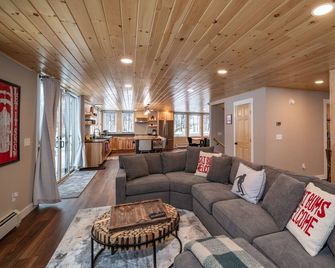 12 Bed, 6 Bath, 20 Guests Steps From Sunday River W/ Hot Tub & Game Room - Newry - Sala de estar