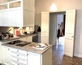 Maison de Maître 500m2,renovated, sleeps 22, center of St Etienne de Baïgorry - Baigorri - Cocina