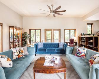One of a Kind Large MCM Home! Huge 400+yr Oaks 20 min to Pensacola Beach - Ferry Pass - Living room