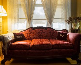 Magnolia House Inn - Hampton - Living room