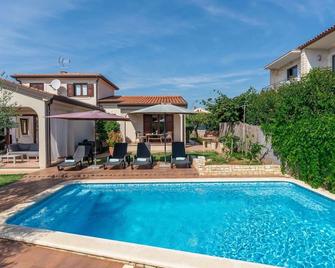 Villa Lucas Comfortable Holiday Residence - Bužinija - Piscina