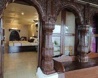 Darbar - A Heritage Farmstay, Near New Tehri & Kanatal - Chamba - Front desk