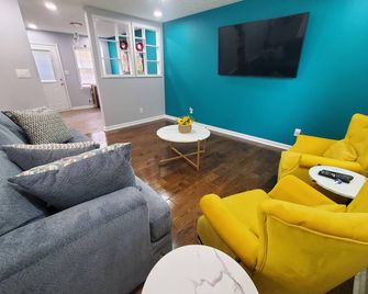 Classic Homeaway From Home - Conyers - Living room