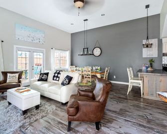 Cozy Crystal Beach Cottage,1 Minute Walk to Bay Beach. Sleep 6. - Crystal Beach - Living room