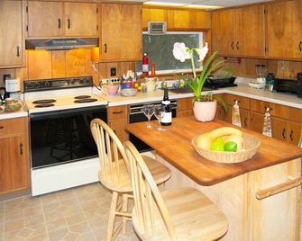 Charming Farmhouse Cottage Rental Situated in the Wilderness near Stockbridge, Massachusetts - West Stockbridge - Kitchen