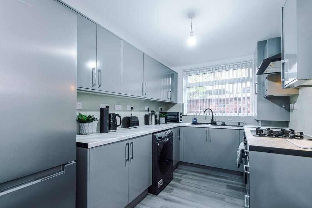 Kammili Properties - 2Bed House With Free WiFi & 15 Mins to Manchester Centre - مانشستر - مطبخ