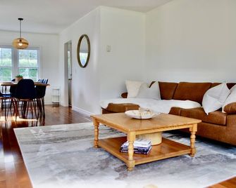 Great location - just two blocks from the water! - Saint Andrews - Living room