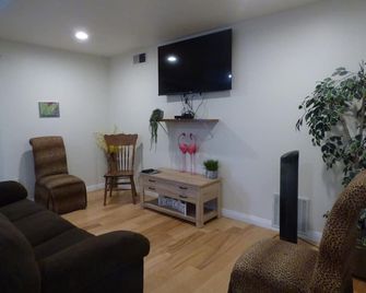 Beautifully remodeled, Furnished, looks like a new home, 1 Bedroom and 1 Ba - Agoura Hills - Living room