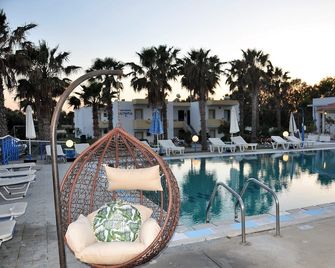1-Bedroom Kos Olympia Apartment at Lambi Beach - Kos - Piscina
