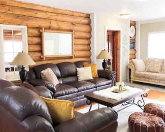 Private Waterfront Logstyle Cottage With Lakeview! - Parry Sound - Living room