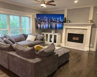 Luxury Executive Retreat | Gym & Dual Office - Crystal Lake - Wohnzimmer