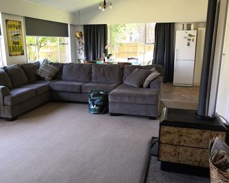 Fully fenced family and pet friendly iconic kiwi bach awaits - Foxton Beach - Living room