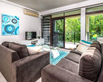 Tranquility Chill at Palm Cove - Palm Cove - Wohnzimmer