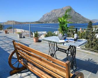 Panorama Studios & Apartments - Mirties - Balcón