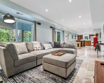 4br, private dock, pet friendly close to shopping and restaurants - Buford - Wohnzimmer