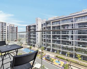 Waves - Azizi Riviera Building 25 Cozy Studio With Balcony - Dubai - Balkon