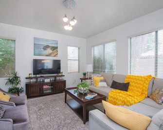 Stylish Home Phoenix - Low Rates Now! - Phoenix - Living room
