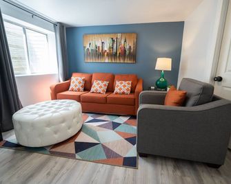 Lux 5bd King w/Theater+Office - West Jordan - Living room
