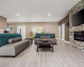 Quality Inn & Suites University Area - Charlotte - Living room
