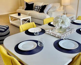 Walk to bay-side beach from this updated, cozy Cape Cod getaway - Eastham - Dining room