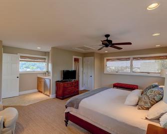 Steps from the Beach with Great Porch - Edisto Island - Bedroom