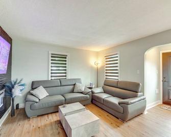 3 Mi to Dtwn Youngstown and YSU Family Home with Yard - Youngstown - Pokój dzienny