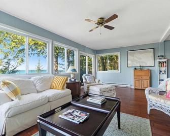 Bridge View Too! on Lake Michigan - Mackinaw City - Living room