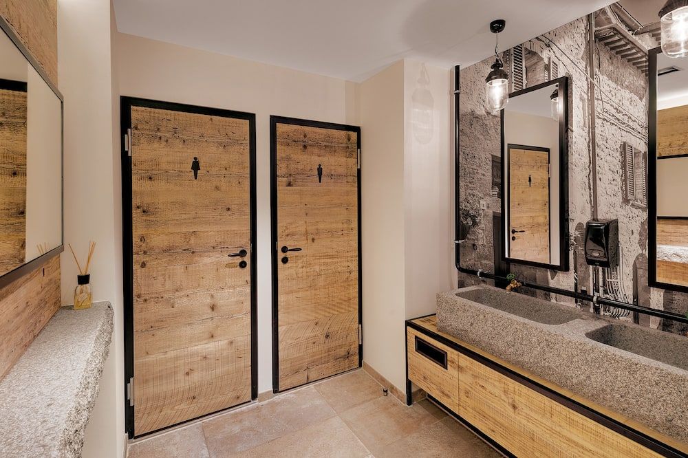 Bathroom view of Alpen Hotel München