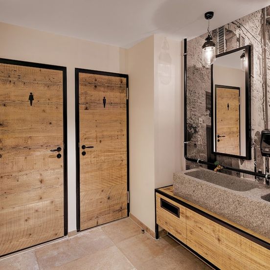 Bathroom view of Alpen Hotel München