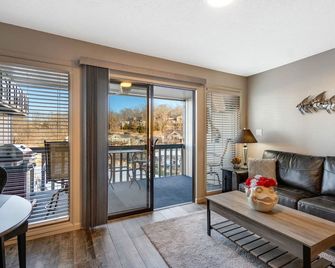 Total Refurbished Lake Condo - Osage Beach - Living room