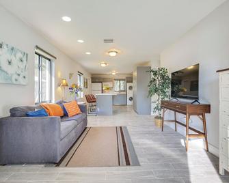 Walk to Flagler Beach Sunny Retreat Near Casinos - Pompano Beach - Living room