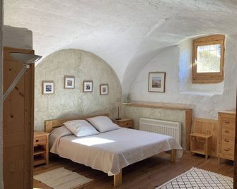 Spacious renovated apartment in an old sheepfold. Nice village - Vars - Slaapkamer