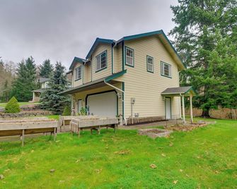 Central 4-Acre Cottage w/ Deck: Walk to Bay! - Bainbridge Island - Edificio