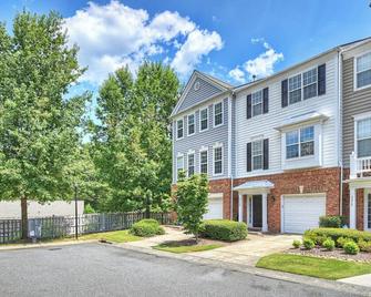 3br Townhome Quiet Family Area In South Park W/ Balcony, Bbq, Work Space, & Wifi - Charlotte - Bygning