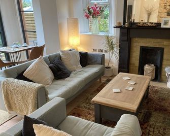 Summer Breeze Guest House - Newquay - Living room