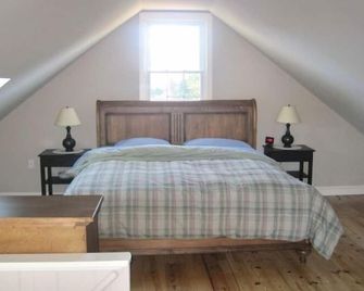 Fabulous Waterfront Property in the Heart of Wine Country - Southold - Bedroom
