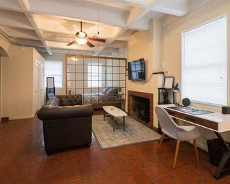 Top floor Studio in historic Anniston building - Anniston - Living room