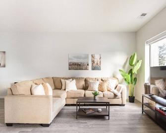 City Center Cove ~ Close To Moa & Msp Airport - Richfield - Living room