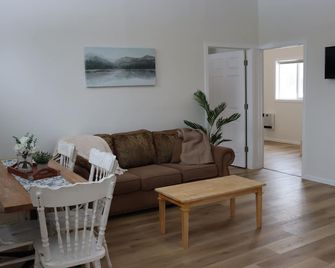 Farm stay in Stettler county - Stettler - Living room