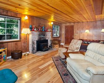 Play In Austin Creek, Sleep In The Shade Of Redwoods - Cazadero - Living room