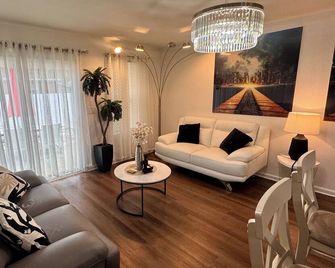 Prime Urban Home Close To Downtown Jacksonville - Jacksonville - Sala de estar