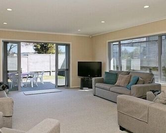 Lochaber Lodge - Acacia Bay Holiday Home - Taupo - Living room