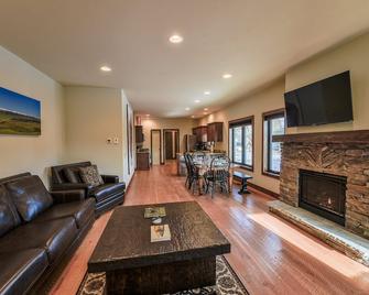 Well Appointed Vacation House in Ennis only 3 blocks from Main St. - Ennis - Living room