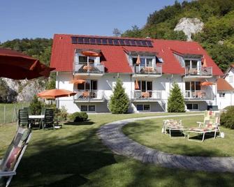 Ferienwohnung 8 (OG) für 2-3 Personen - auch f. Gäste m. kl. Hund - Hayingen - Edificio