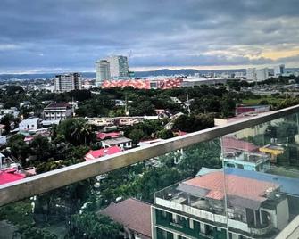 S & E Condo with Panoramic View - Iloilo City - Balkon