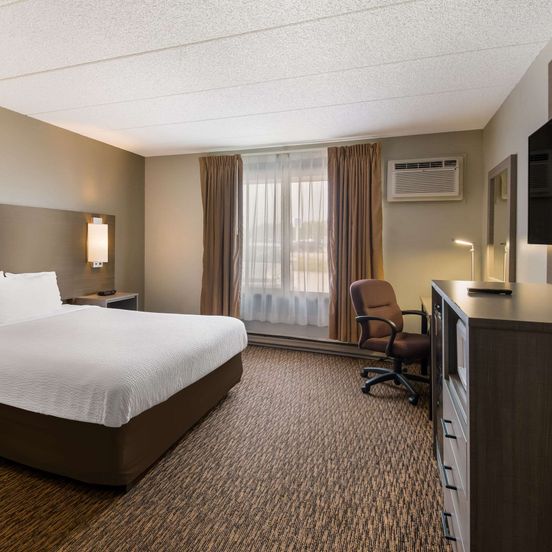 Bedroom view of Econo Lodge Duluth near Miller Hill Mall