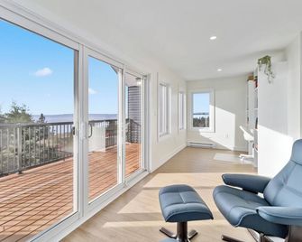 The Right at Surf Western Head - 3BR Home with Oceanfront Hot tub Views - Hunt's Point - Balcony